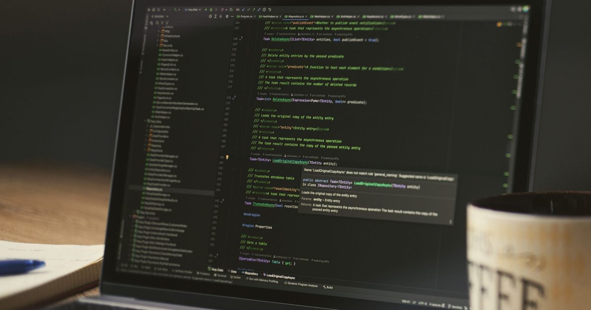 Laptop z otwartym kodem strony - EmDash, nowy CMS od Cloudflare