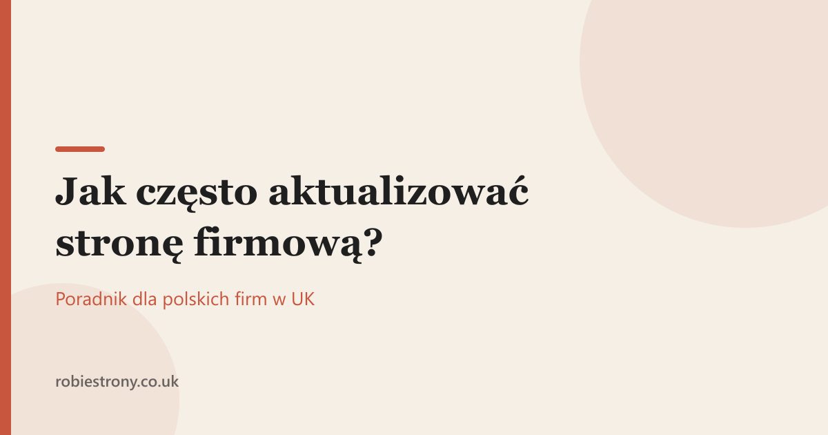 Właściciel firmy aktualizuje treści na swojej stronie internetowej na laptopie