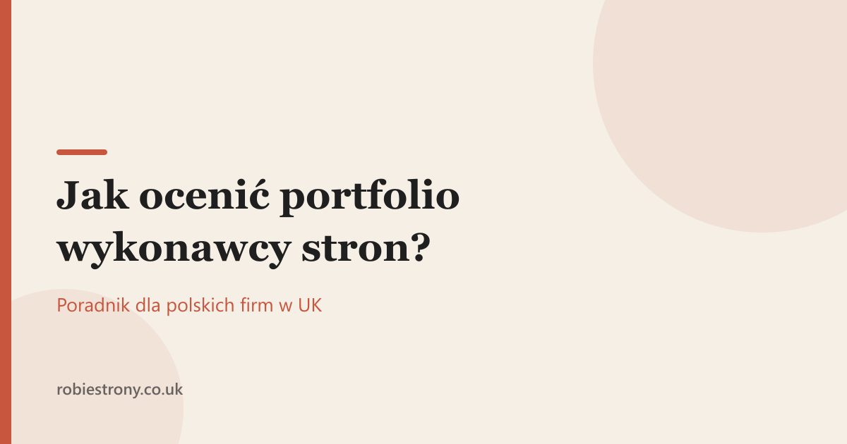 Właściciel firmy przegląda portfolio wykonawcy stron internetowych na laptopie i telefonie
