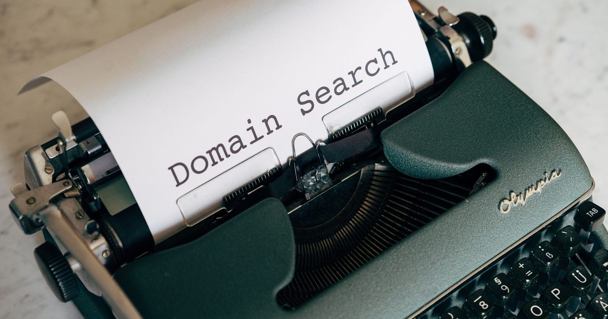 Maszyna do pisania z kartką 'Domain Search' - jaką domenę wybrać dla firmy w UK