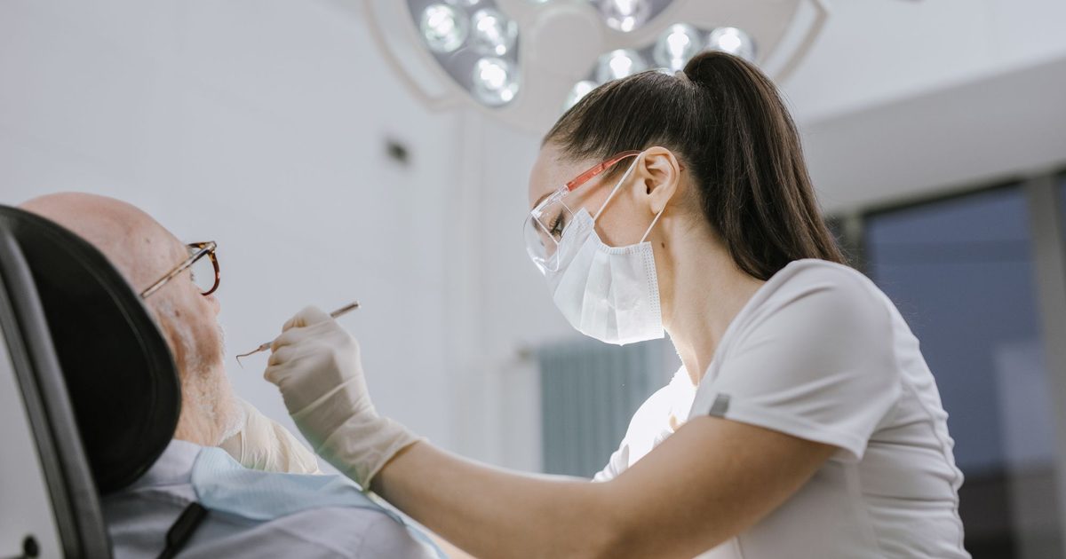 Dentysta podczas leczenia pacjenta - strona dla gabinetu stomatologicznego w UK