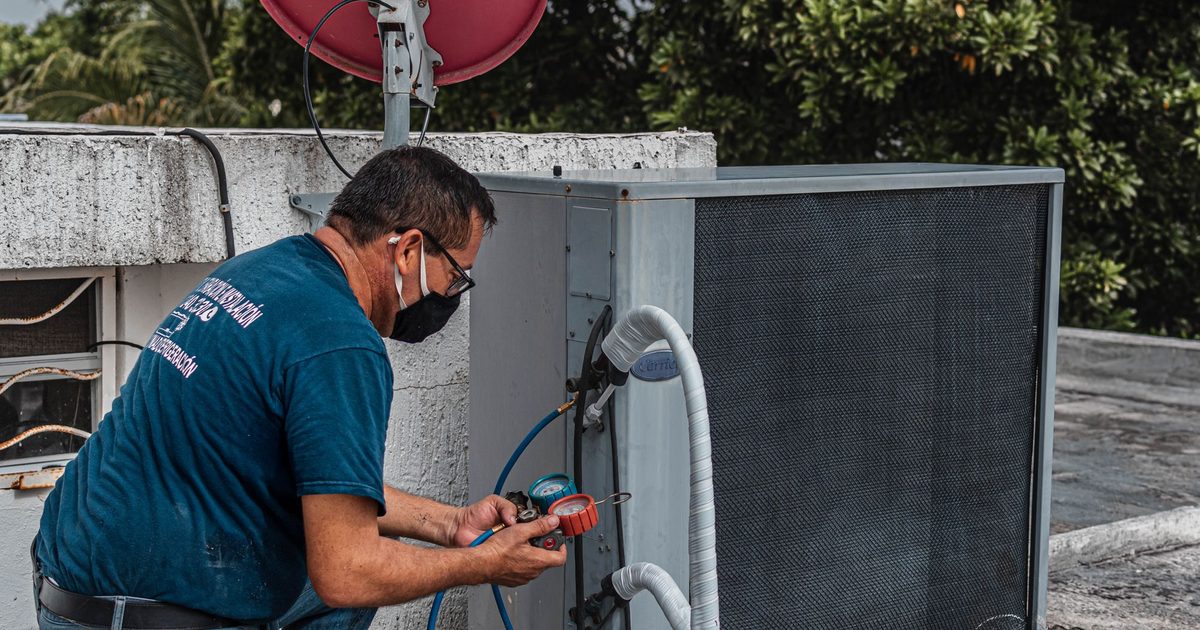 Technik serwisujący klimatyzację - strona dla firmy HVAC w UK