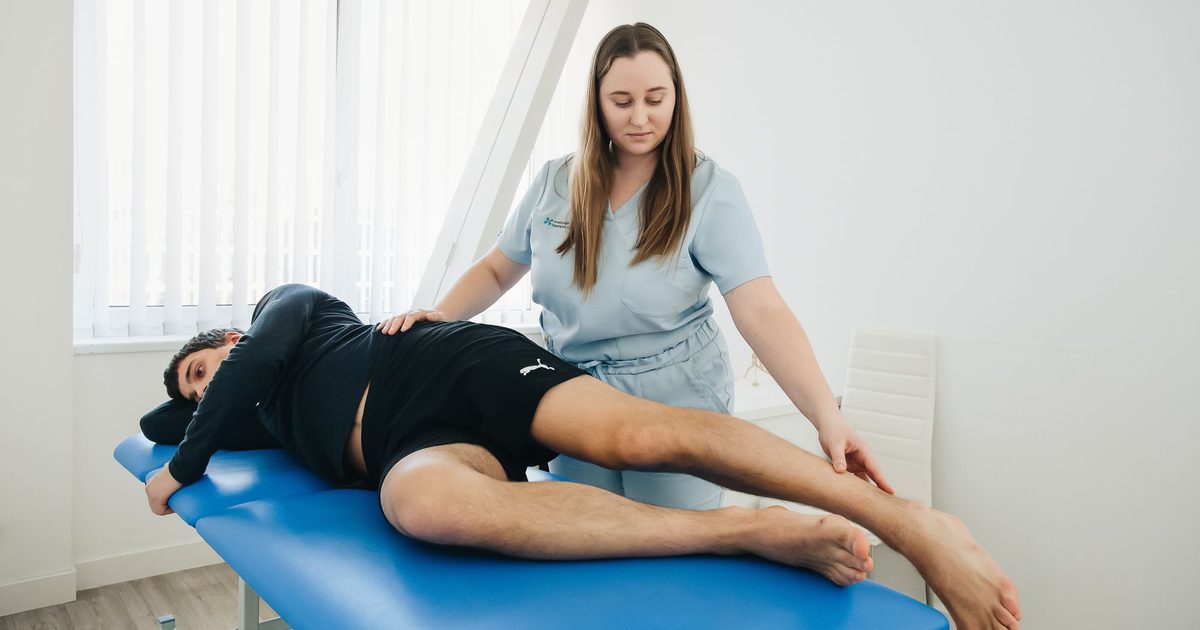 Fizjoterapeuta podczas zabiegu - strona dla fizjoterapeuty w UK