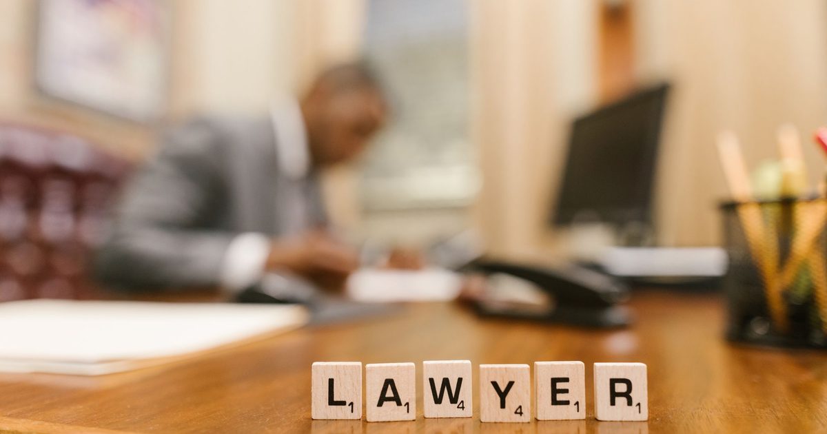 Biurko prawnika z napisem LAWYER - strona dla kancelarii prawnej w UK
