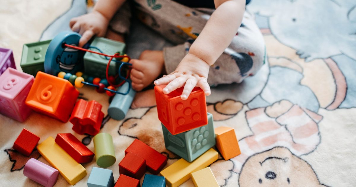 Dzieci bawiące się klockami - strona dla przedszkola w UK