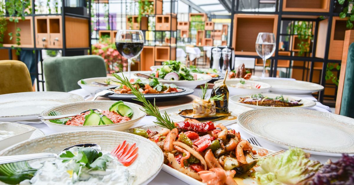 Stół w restauracji z daniami - strona dla restauracji w UK