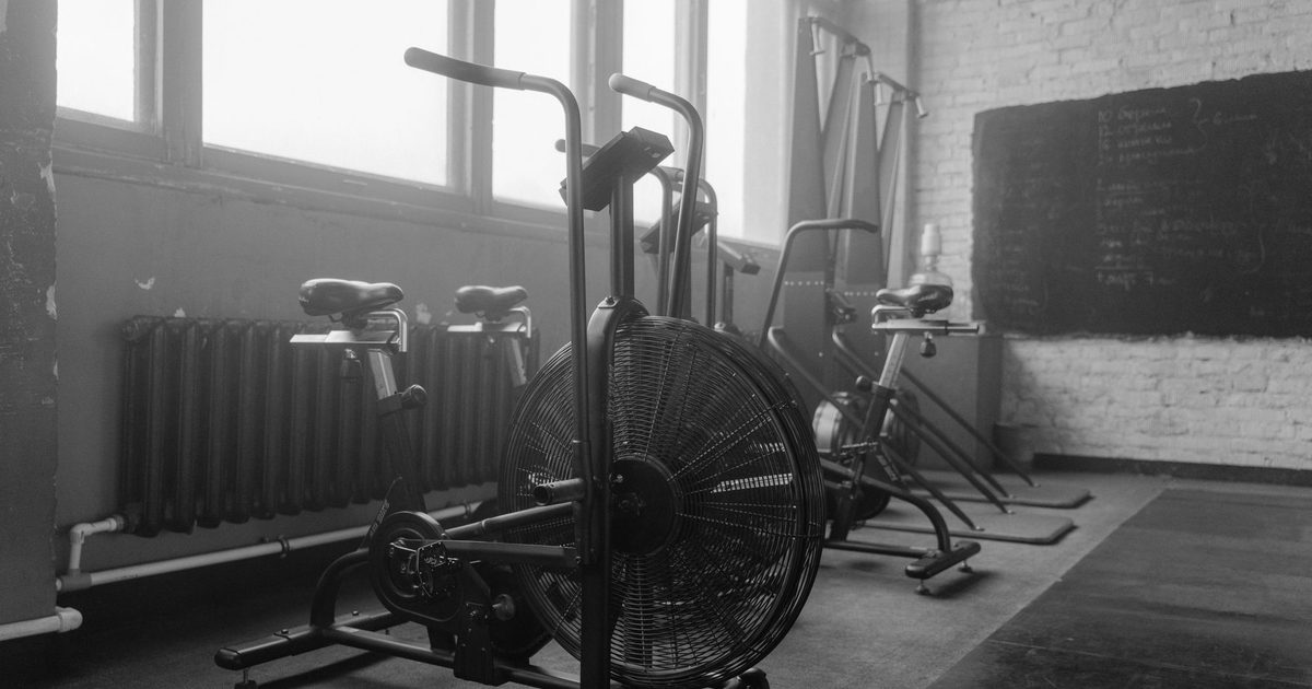 Wnętrze siłowni ze sprzętem - strona dla siłowni i klubu fitness w UK