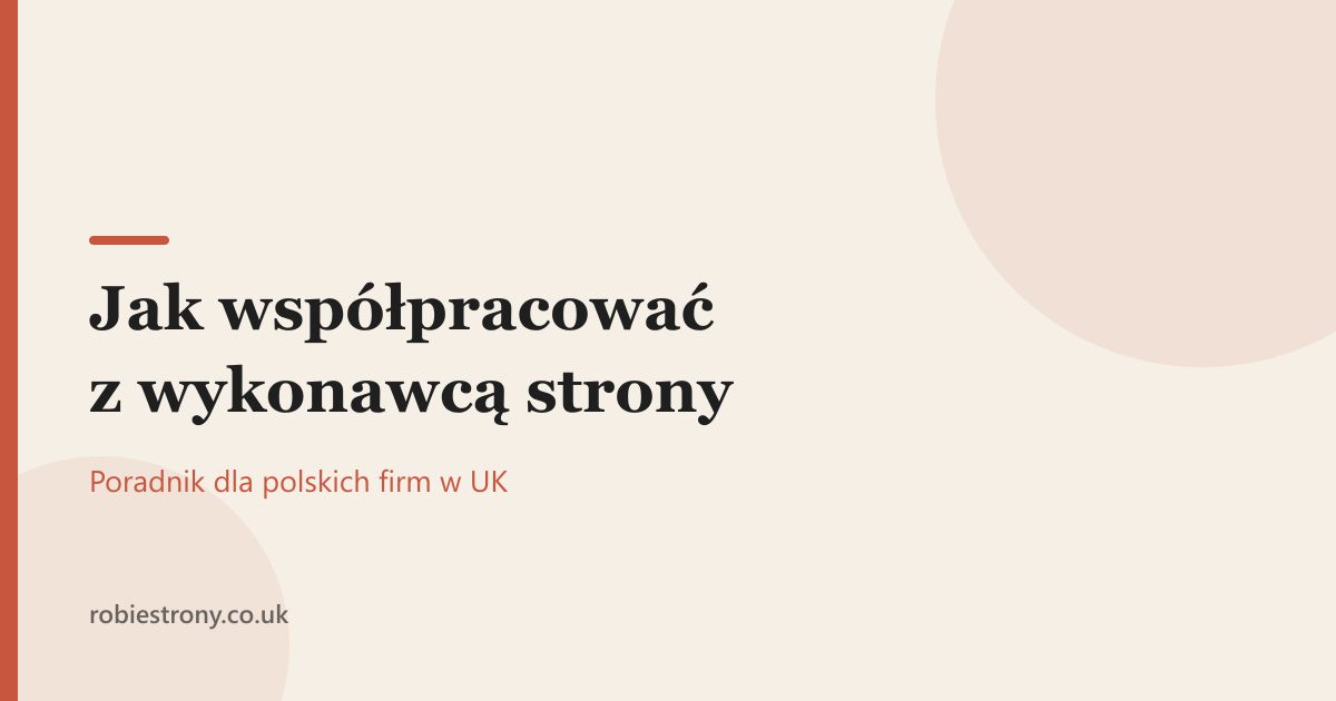 Klient i wykonawca strony internetowej omawiają projekt przy laptopie
